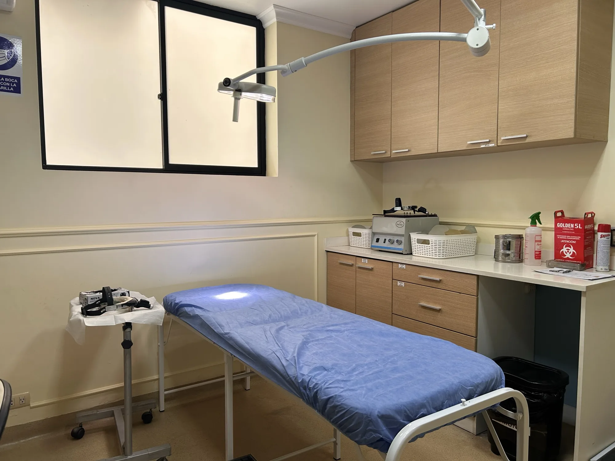 Sala de procedimientos equipada
